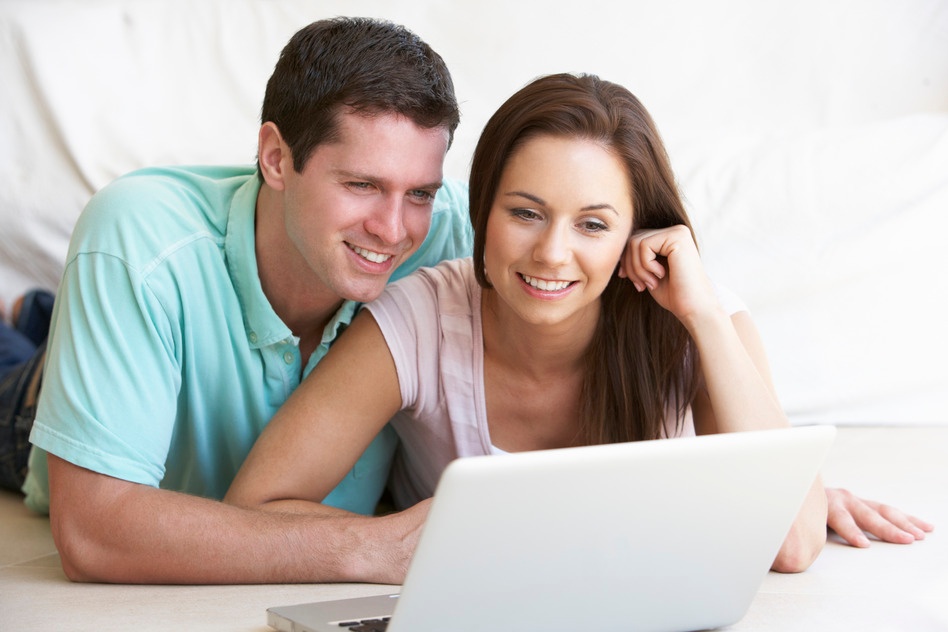 photodune-330665-young-couple-on-laptop-computer-s